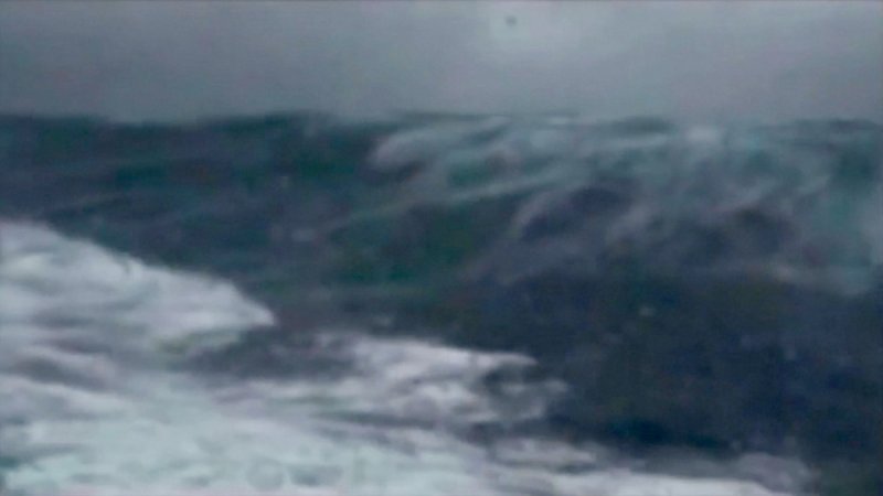 sailing-miss-sadie-big-waves